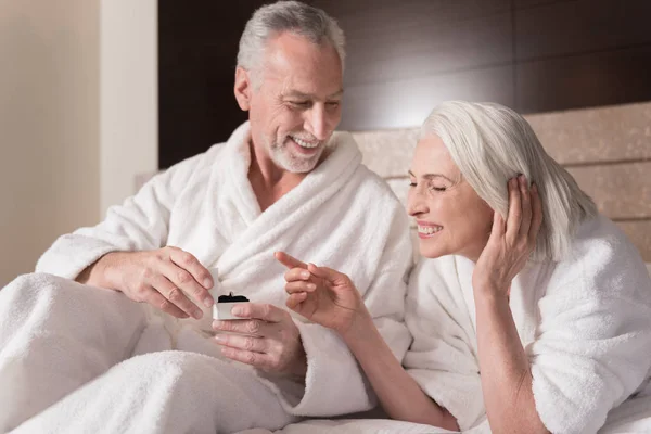 Feliz anciano dando un regalo a su esposa — Foto de Stock