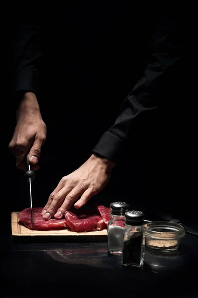 Close up of mans hands chopping meat in restaurant — Stock Photo, Image