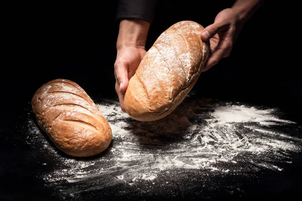 Tutup tangan laki-laki memegang roti — Stok Foto