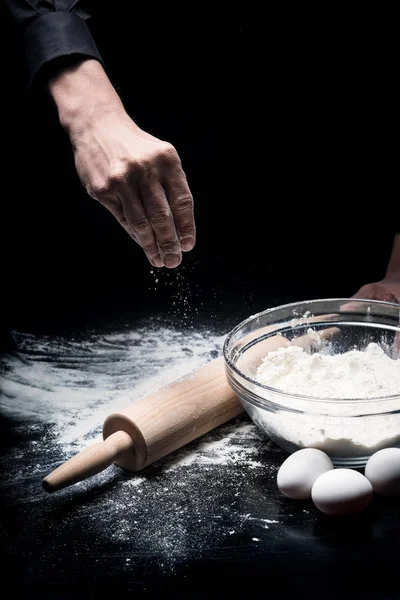 Närbild av mans händer bakning — Stockfoto