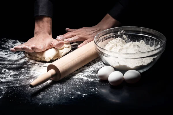 Primer plano de las manos del hombre amasando la masa en el restaurante — Foto de Stock