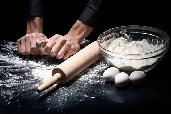 Закройте руки руками, испекая хлеб — стоковое фото