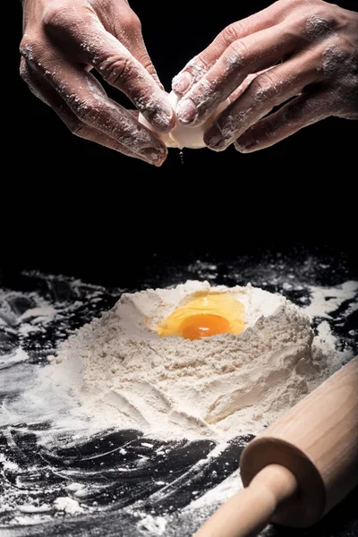 Primo piano di mani di uomo usando uova per una pasta — Foto Stock