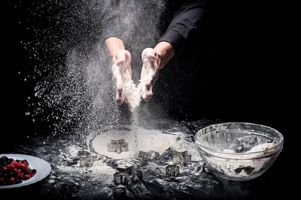 Крупним планом руки чоловіка роблять печиво — стокове фото