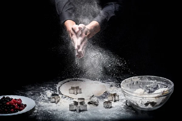 Primer plano de las manos del hombre preparando galletas — Foto de Stock