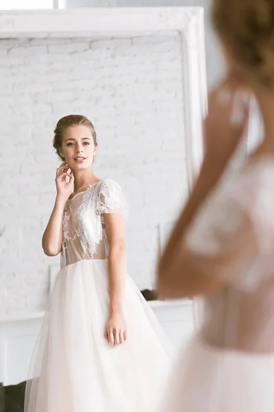 Young bride looking in the mirror — Stock Photo, Image