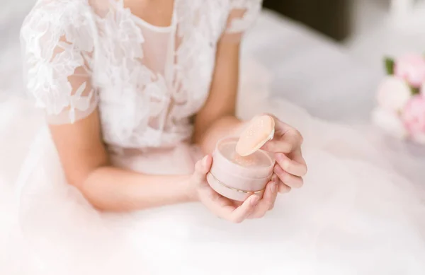 Young bride doing her face at home — Stock Photo, Image