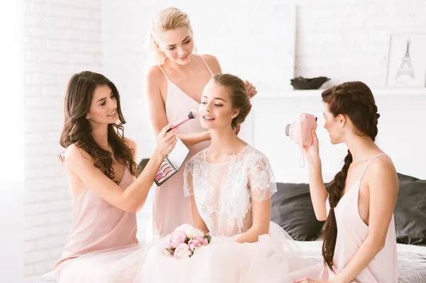 Brautjungfern helfen der Braut, sich vorzubereiten — Stockfoto