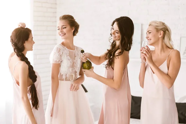 Sorrindo noiva e damas de honra se divertindo em casa — Fotografia de Stock