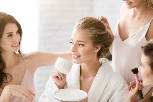 Delighted bride drinking tea and getting ready — Stock Photo, Image