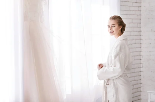 A fehér szobában az ablak mellett állandó vidám menyasszony — Stock Fotó