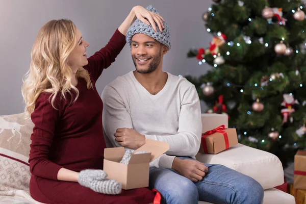 Freudig glückliche Frau schaut ihren Mann an — Stockfoto