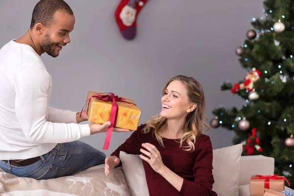 Vrolijke liefhebbende echtgenoot een cadeautje geven aan zijn vrouw — Stockfoto