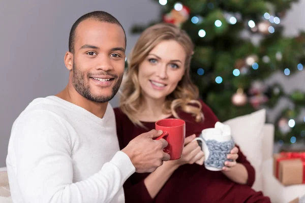 Angenehmer positiver Mann mit roter Tasse — Stockfoto