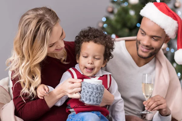 Glückliche positive Familie zusammensitzen — Stockfoto