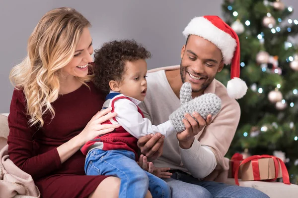 Fröhlich liebender Vater hilft seinem Sohn, einen Fäustling zu tragen — Stockfoto