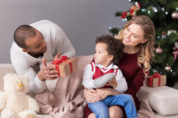 Schöner optimistischer Mann mit einer Geschenkschachtel — Stockfoto