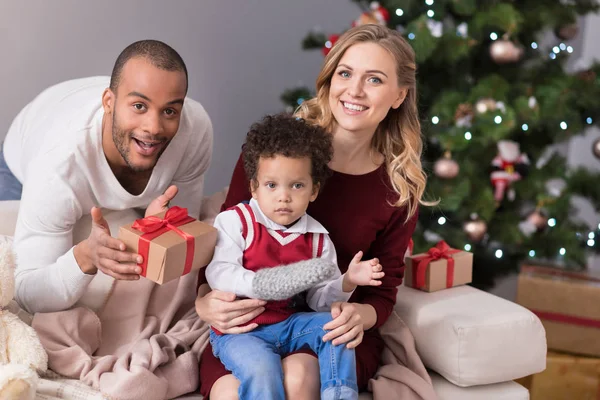 Positieve leuk gezin op zoek naar jou — Stockfoto