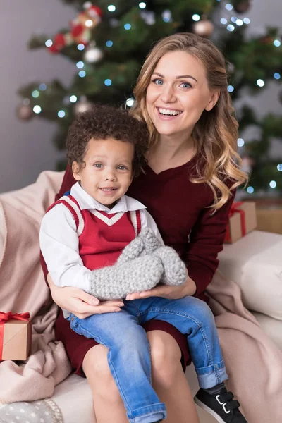 Šťastná okouzlující žena má svého syna na klíně — Stock fotografie