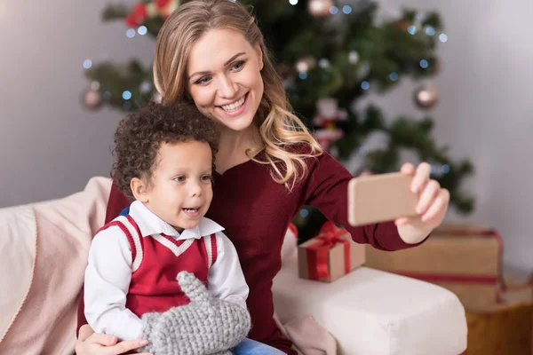 Goed uitziende verheugd vrouw nemen van selfies — Stockfoto