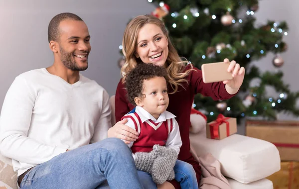 Mooie en gelukkige familie poseren voor een foto — Stockfoto