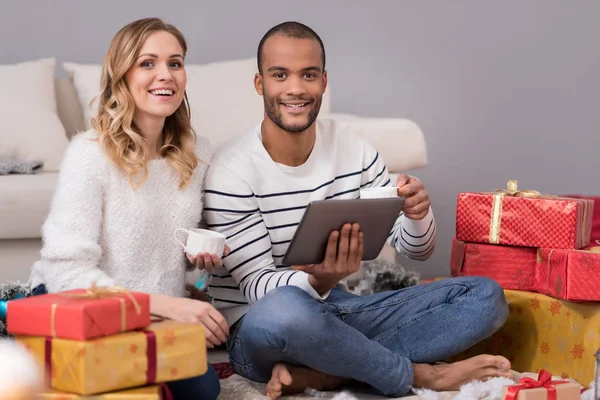 Positieve goed uitziende man die houdt van een tablet — Stockfoto