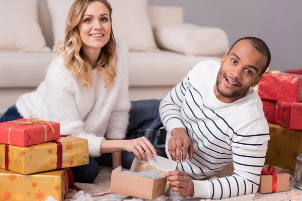 Nettes junges Paar, das zusammen Spaß hat — Stockfoto