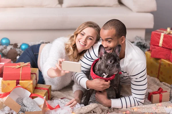 Positief verrukt paar poseren voor een foto — Stockfoto