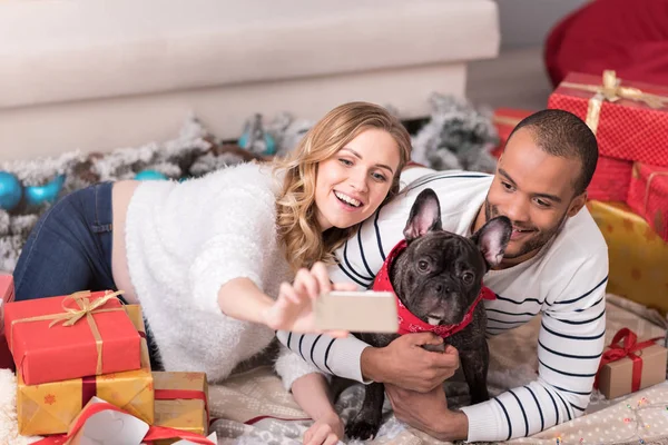 Alegre positivo pareja tomando selfies —  Fotos de Stock