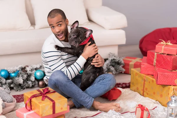 Positiv skäggig man hålla sin hund — Stockfoto