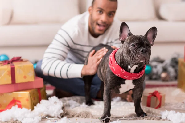 Selektiver Fokus eines schwarzen Hundes, der von seinem Besitzer gestreichelt wird — Stockfoto