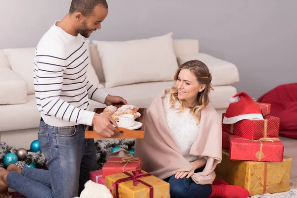 Fürsorglicher schöner Ehemann bringt seiner Frau ein Frühstück — Stockfoto