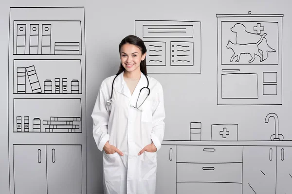 Belo médico posando em um fundo cinza — Fotografia de Stock