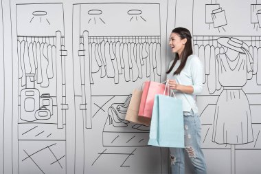 Alışveriş torbaları tutan memnun kadın