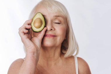 rahat kadın gözlerini kapatma