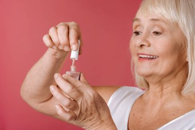 Tırnak vernik kullanan içerik emekli kadın