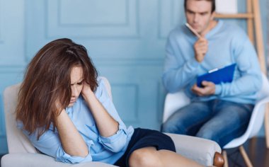 Sıkıntılı kadın sittig kol sandalye