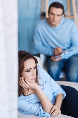  Psikoterapist onun sorunları tartışıyor kadın