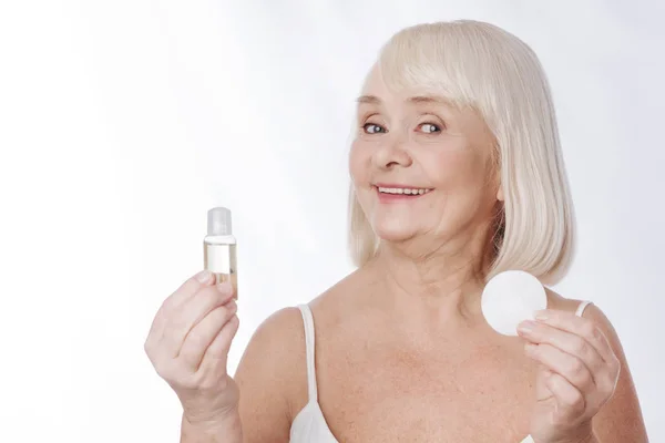 Woman holding a moisturizing lotion — Stock Photo, Image