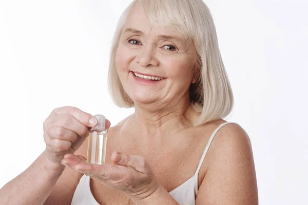 Vrouw met huid lotion op haar palm — Stockfoto