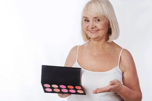 Mujer usando cosméticos decorativos — Foto de Stock