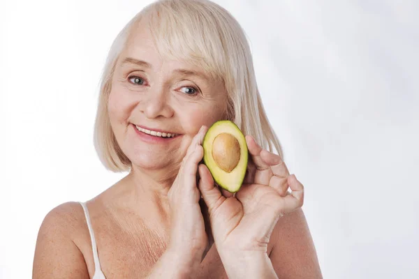 Donna che tiene un avocado — Foto Stock