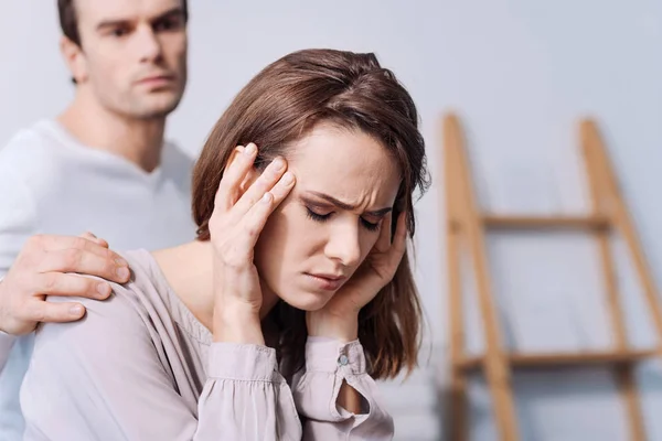 Žena s hroznou bolestí hlavy — Stock fotografie