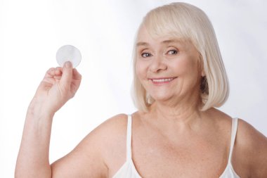 Bir pamuk yastık tutan güzel memnun kadın