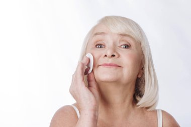 Bir pamuk yastık kullanan hoş neşeli kadın