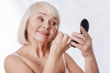  aynaya bakarak kadın