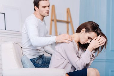 Kasvetli sorunlu woamn sittign kol sandalye