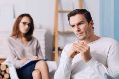 Onun sorunları konuşan sorunlu adam.