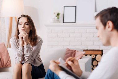 psikolog onu sorunları tartışıyor kadın