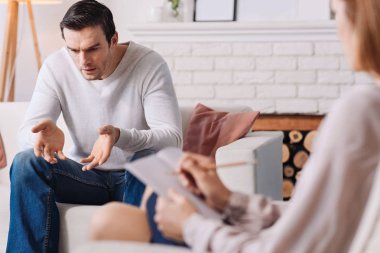 profesyonel psikolog ile konuşan adam